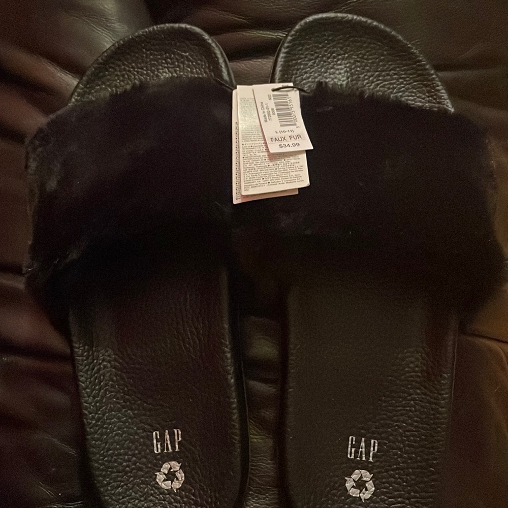 NWT women Gap Faux fur slippers/Slides